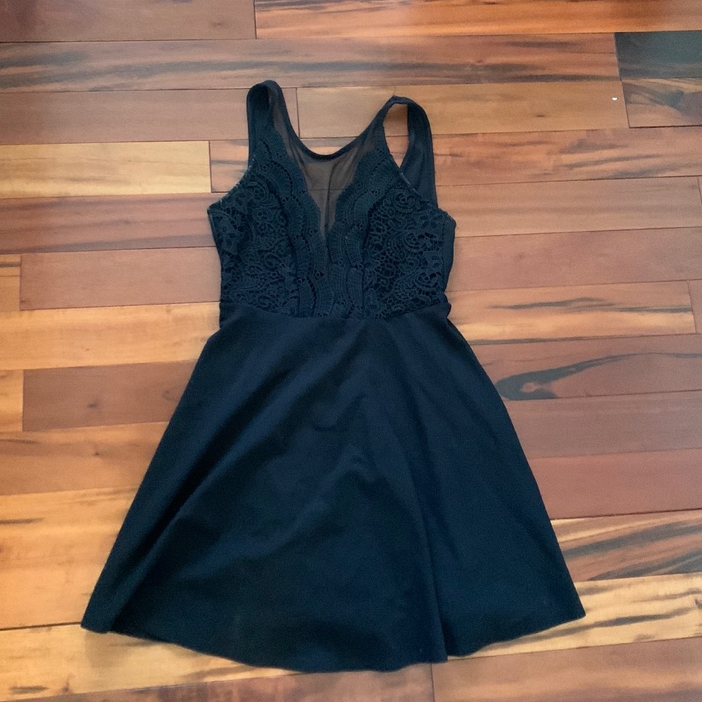 Women’s medium black lulus dress.